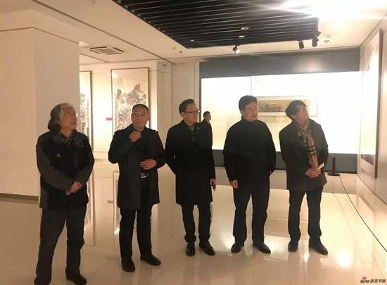 江苏省中国画学会会长 高云，副会长兼秘书长翟优，常务理事古强、栾剑、张凡在展览现场