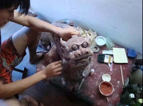 图5：用强力胶对破损部位进行粘结