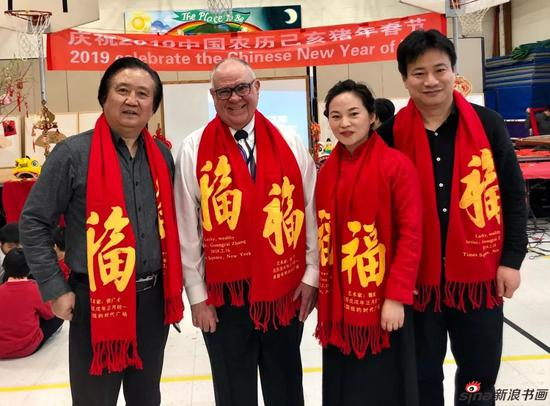 江苏省中国画学会艺术家与利堡第三小学校长Jay Berman， Principal合影