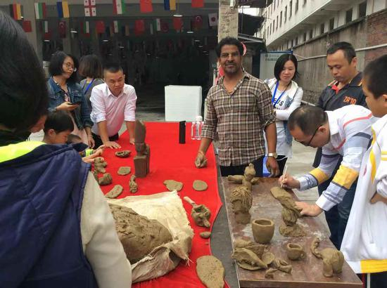 印度雕塑家chander parkash与观众互动