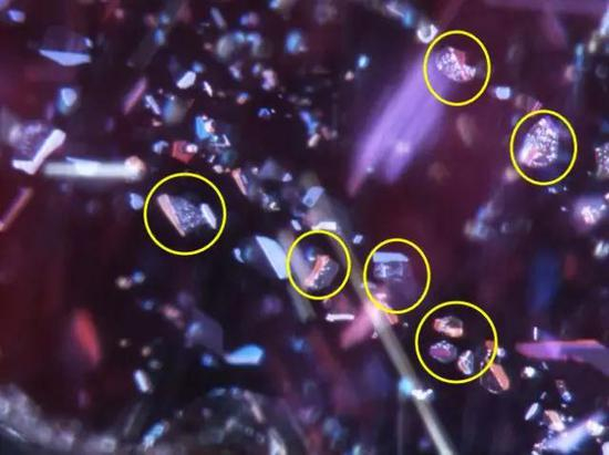 条件：700度 24小时；结果：部分片状包体出现点状亮斑。（即部分熔融现象）