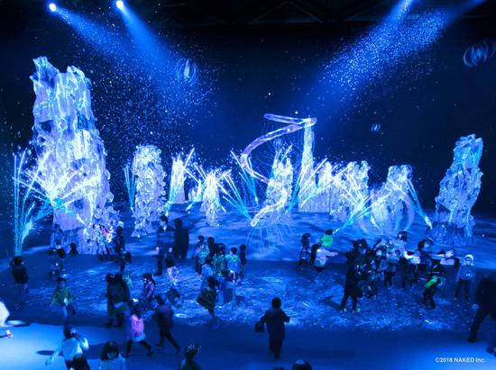 “AQUARIUM BY NAKED”现场投影装置图，来源：2018 NAKED Inc.