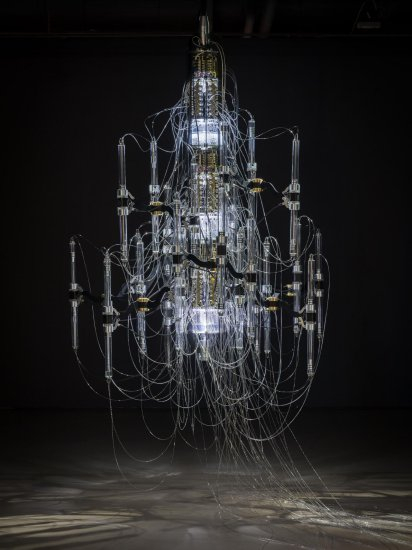 金允哲,《脉冲》,展览现场,韩国文化中心,2018,英国。©金允哲。图片由艺术家提供。 Yunchul Kim, Installation view of Impulse, Korea Cultural Centre, 2018, United Kingdom。 ©Yunchtul Kim。 Courtesy of the artist。