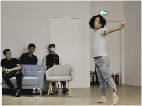 《木心•人曲》的演员在半空间演绎了一番剧中的精彩片段，音乐为剧中原创插曲《流淌》