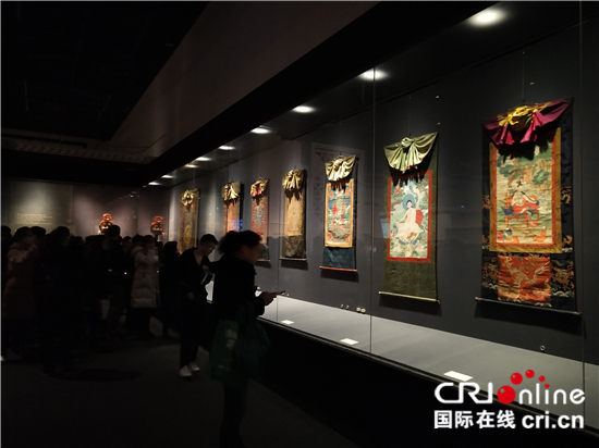 《天路文华——西藏历史文化展》正在首都博物馆展出，吸引众多观众前往观展。