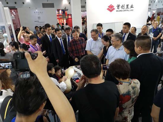（首创非遗平台战略合作方融今文化CEO殷丽莉正介绍平台合作模式及文创衍生品）