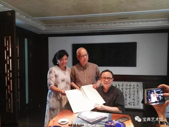  陆衡老师与梁顺才夫妇相谈甚欢