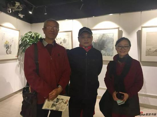 （左起）南京市花鸟画研究会名誉顾问孙元亮先生、南京市花鸟画研究会秘书长何柳先生、南京市花鸟画研究会理事谭红屏女士