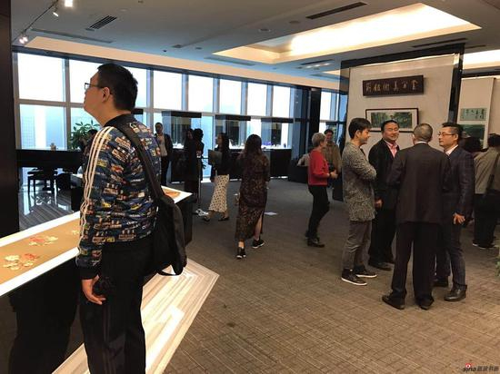 观者在云间美术馆参观画展