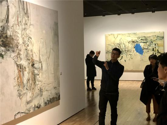 艺术家屠宏涛现场讲解作品