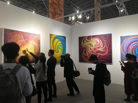 第22届上海艺博会王冰个展“凤凰涅槃”现场