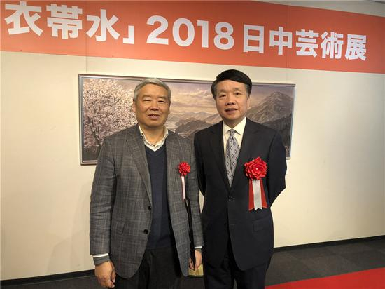 国日本大使馆文化参赞陈琤先生与周传玉先生合影