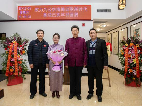 戎威远留影