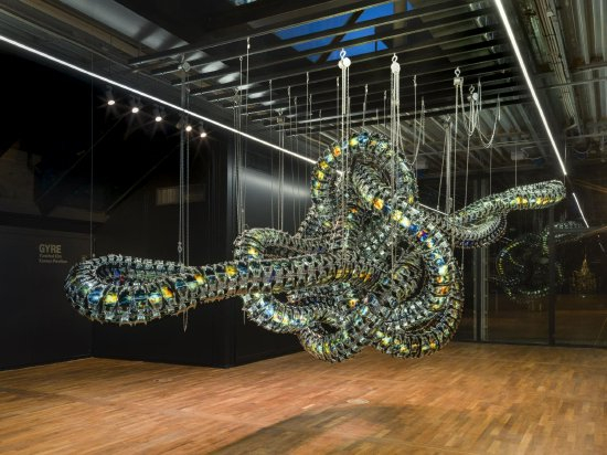 金允哲,《色度V》,展览现场,威尼斯双年展韩国馆,2022年,意大利。©金允哲。图片由艺术家提供。 Yunchul Kim, Installation view of CHROMA V, Korean Pavilion, Korean Pavilion at the Venice Biennale, 2022, Italy。 ©Yunchul Kim。 Courtesy of the artist。