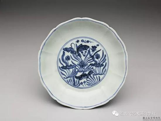 明 嘉靖 景德镇窑 青花鱼藻纹十棱葵口盘 台北国立故宫博物院