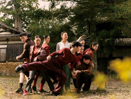 　lululemon携手国际影后杨紫琼及舞剧《咏春》8位舞者，拥抱身心平衡的生活。咏春》