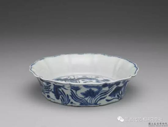 明 宣德 景德镇窑 青花鱼藻纹十棱葵口洗 台北国立故宫博物院