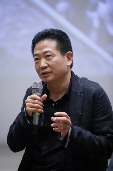 　　“人人都是艺术家——约瑟夫·博伊斯百年诞辰纪念活动”研讨会现场，中央美术学院美术馆馆长张子康发言