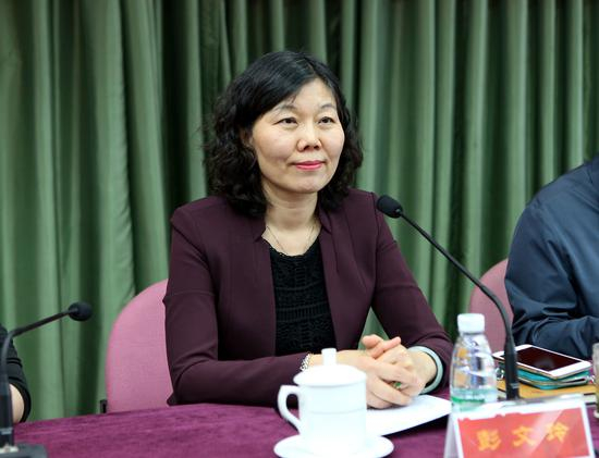 中国摄协分党组成员、副秘书长彭文玲主持新闻发布会