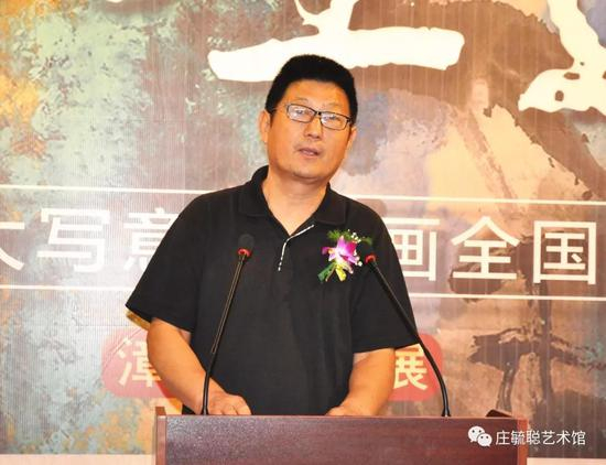 　　福建省美协顾问、原厦门市美协主席王新伦宣读中国美术家协会党组书记、驻会副主席、秘书长徐里先生发来的贺信