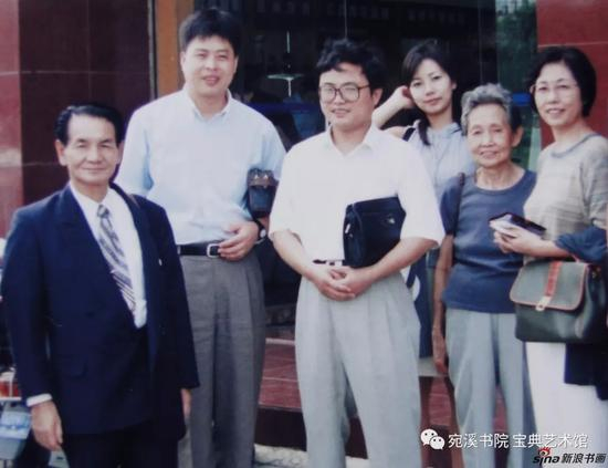 1999年日本汉字能力鉴定协会原会长吉田宏（左一）到苏州访问陆衡