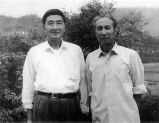 1977年陆俨少在井冈山上与演员赵丹（左）合影
