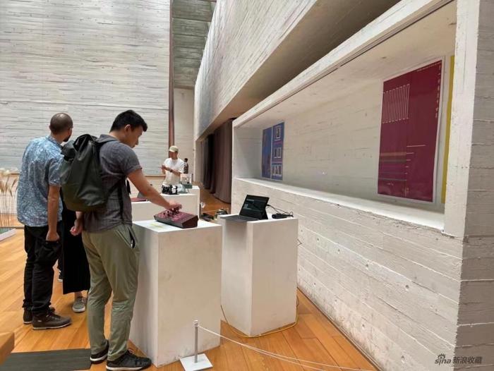《另一种存在》展览现场,艺术家与作品互动,2022