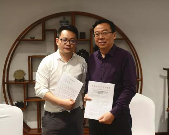 深圳文化产权交易所总经理吴程（右）掌柜文化金融战略拓展事业部总经理（李斌）