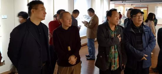 东莞市委宣传部副部长赵国营（左一），艺术家一舨（左二），东莞市文联主席、广东省书协副主席周汉标（左三），东莞市文联副主席、岭南画院院长、广东省美协理事、东莞市美协主席黄泽森（右一）