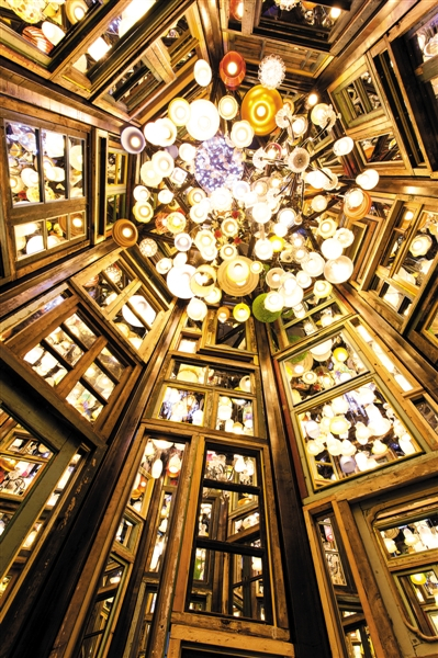 观众走到《坐井观天》内抬头所看到的景象。