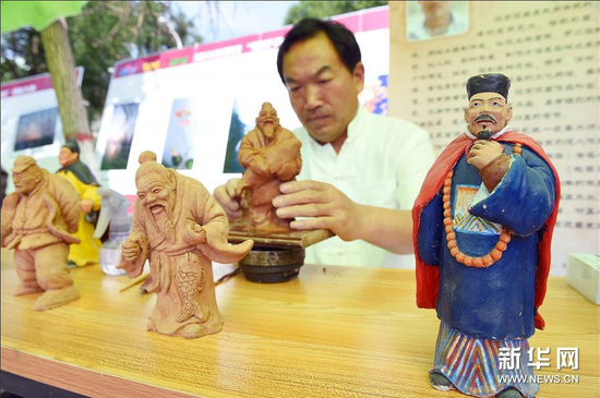 6月6日，民间艺人谈泉宏在现场展示泥塑技艺