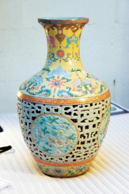 清乾隆粉彩镂空“吉庆有余”转心瓶