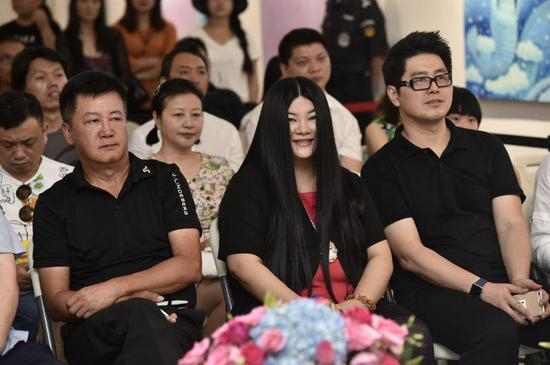 开幕式现场 策展人陈亚莲女士与杨培文馆长