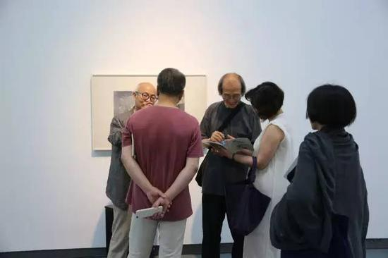 艺术家何赛邦老师为现场观众签名留念