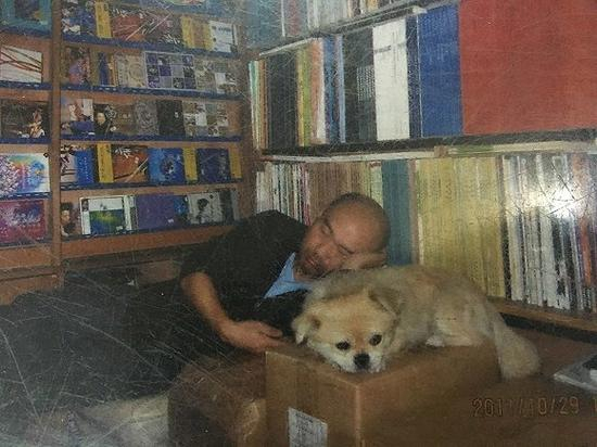 玻璃板下的照片 