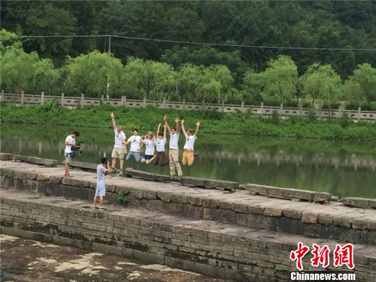 图为中法志愿者参观世界灌溉工程遗产——它山堰水利工程　张砚　摄