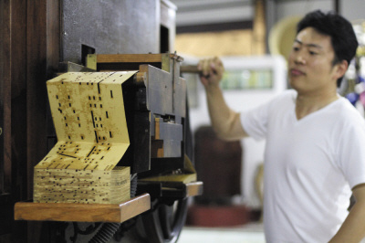 唱片由折叠的纸壳制成，仿若一本书