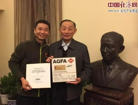 熊志远（左）与梅葆玖先生