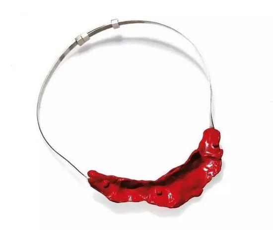 《那个夏天》，材料： 银 漆，尺寸：直径16CM，2007年，首饰/行为