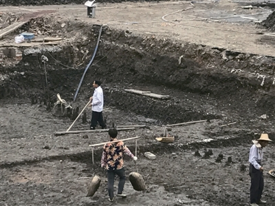 杭州西湖边疑发现历史遗迹 机械开挖已被人工挖掘取代