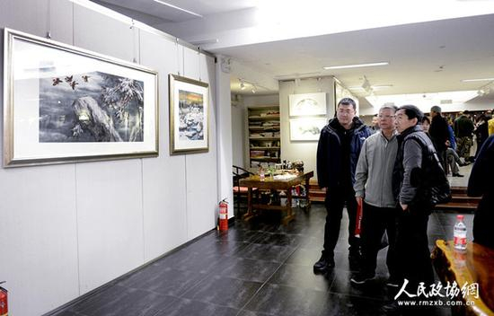 高宏冰雪画全国巡回展在京开幕，嘉宾观赏冰雪画作品