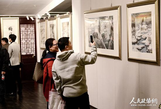 高宏冰雪画全国巡回展在京开幕，嘉宾观赏冰雪画作品