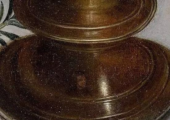  烛台底部隐藏着艺术家的自画像