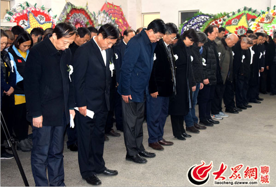 聊城市政协主席、市委宣传部部长赵庆忠（左三）等出席孙大石遗体告别仪式。大众网记者 侯晓 摄