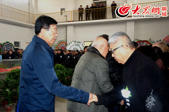 聊城市政协主席、市委宣传部部长赵庆忠慰问家属。大众网记者 侯晓 摄