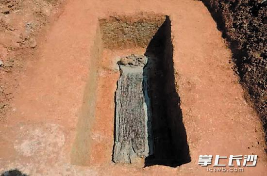 　　留芳岭北面湘雅医院教研楼考古工地第11号墓中保存的陶鼎、陶壶、陶盒、陶豆等随葬品及墓中残存的墓具。雷永利 供图