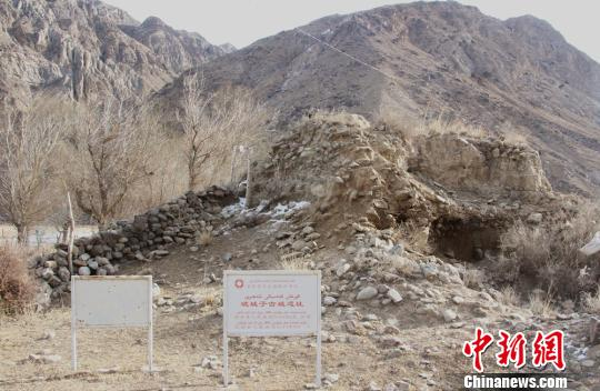 破城子关隘东城墙和建筑。　张 丽 摄