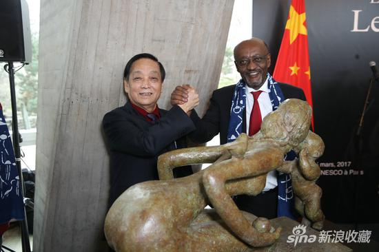 韩美林与联合国教科文组织副总干事Getachew Engida共同为展览揭幕