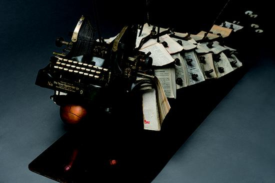 《受伤的母狮》2 古董打字机 铸铜 旧书，150×43×100cm，2016