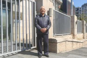 资料图：本案二审再次开庭时，休庭后的季承。上官云 摄